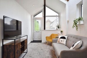 Smart TV - Bright And Airy Cottage Close To Salisbury Centre (Salisbury)