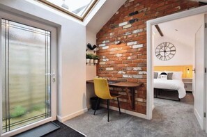 Iron/ironing board, free WiFi, bed sheets - Bright And Airy Cottage Close To Salisbury Centre (Salisbury)