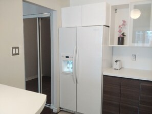 Interior - Cozy Fully Furnished Apt w/ Parking (Toronto)