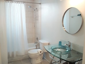 Bathroom - Cozy Fully Furnished Apt w/ Parking (Toronto)