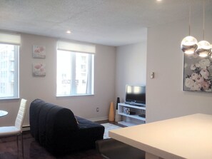 Living area - Cozy Fully Furnished Apt w/ Parking (Toronto)