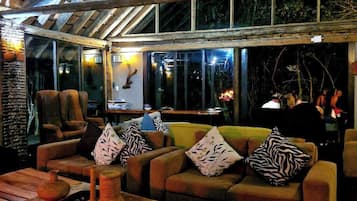Room, Multiple Bedrooms, Accessible, Smoking | Ruang tamu
