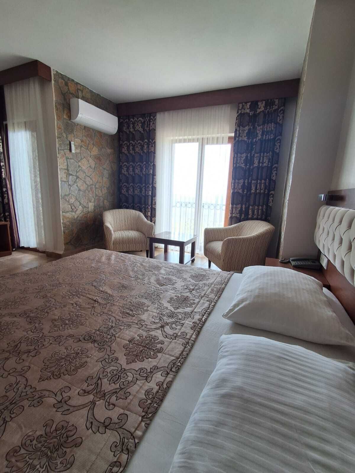 In-room safe, laptop workspace, blackout drapes