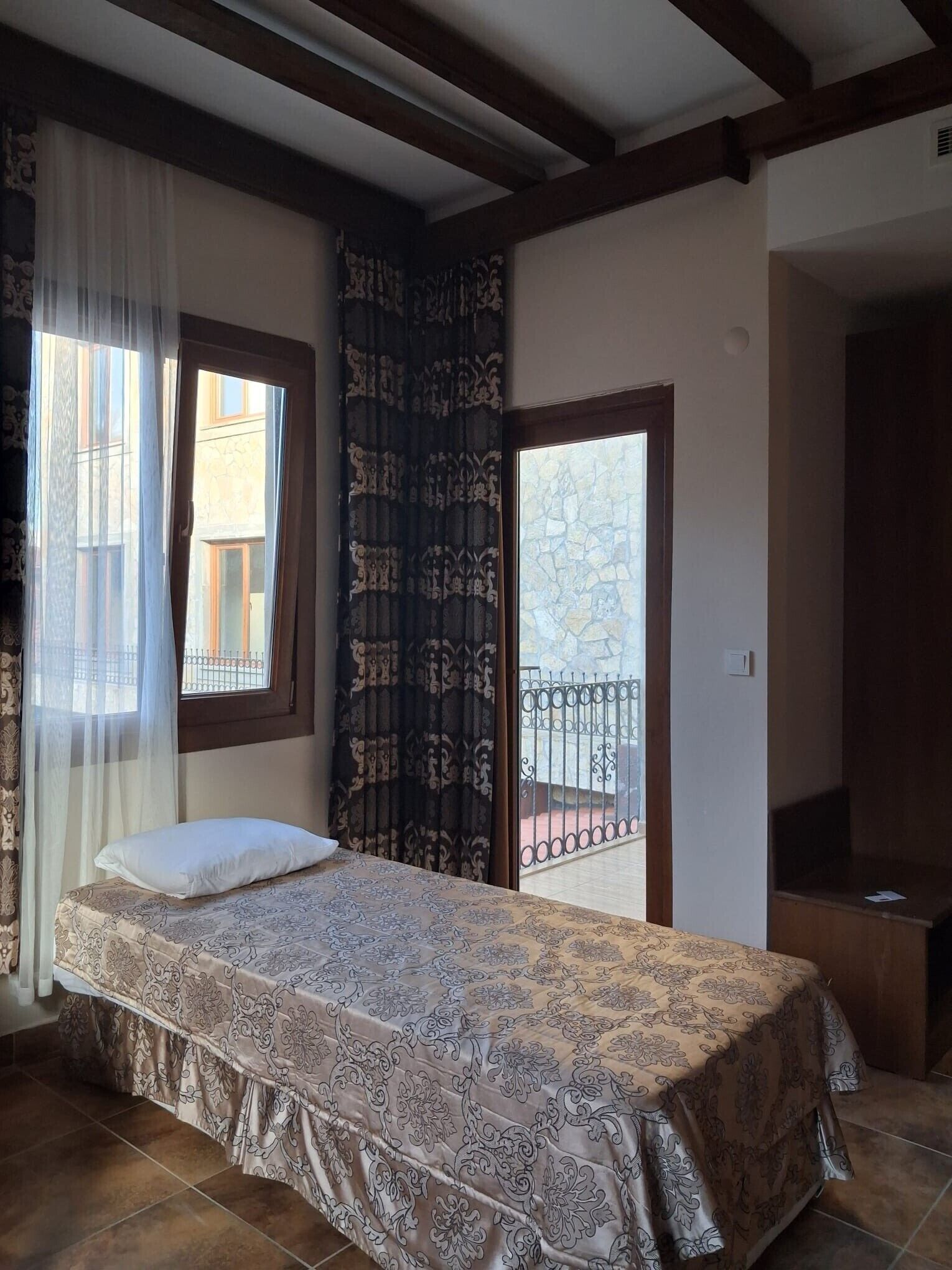 In-room safe, laptop workspace, blackout drapes