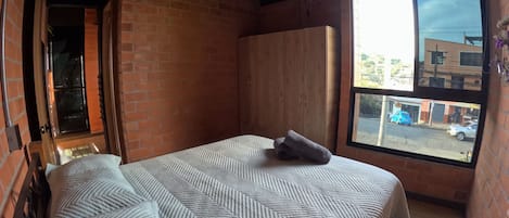Iron/ironing board, internet, bed sheets