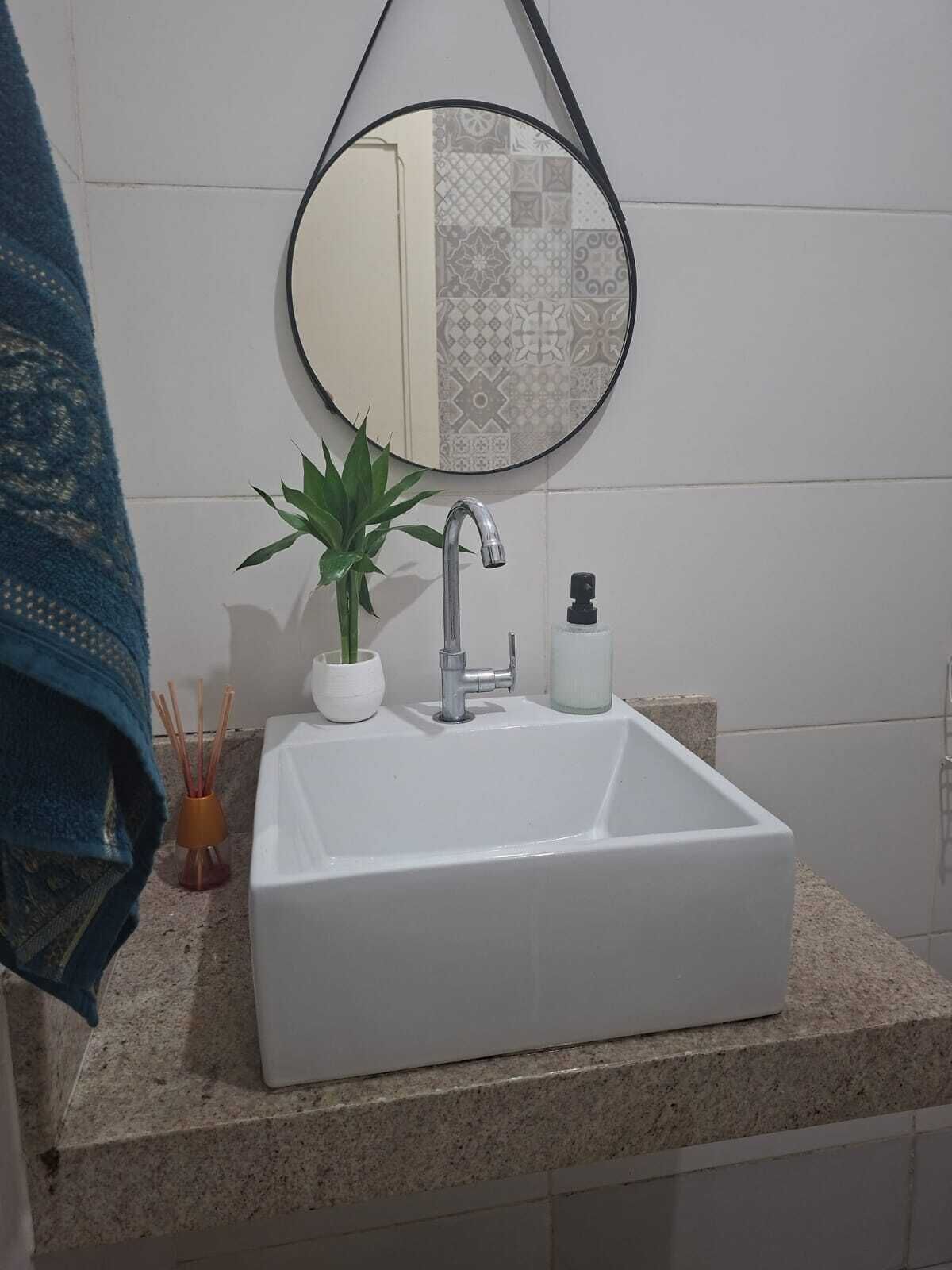 Sèche-cheveux, serviettes fournies, savon, papier toilette