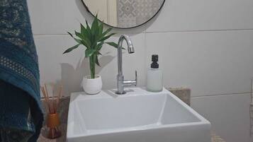 Secadora de cabello, toallas, jabón, papel de baño