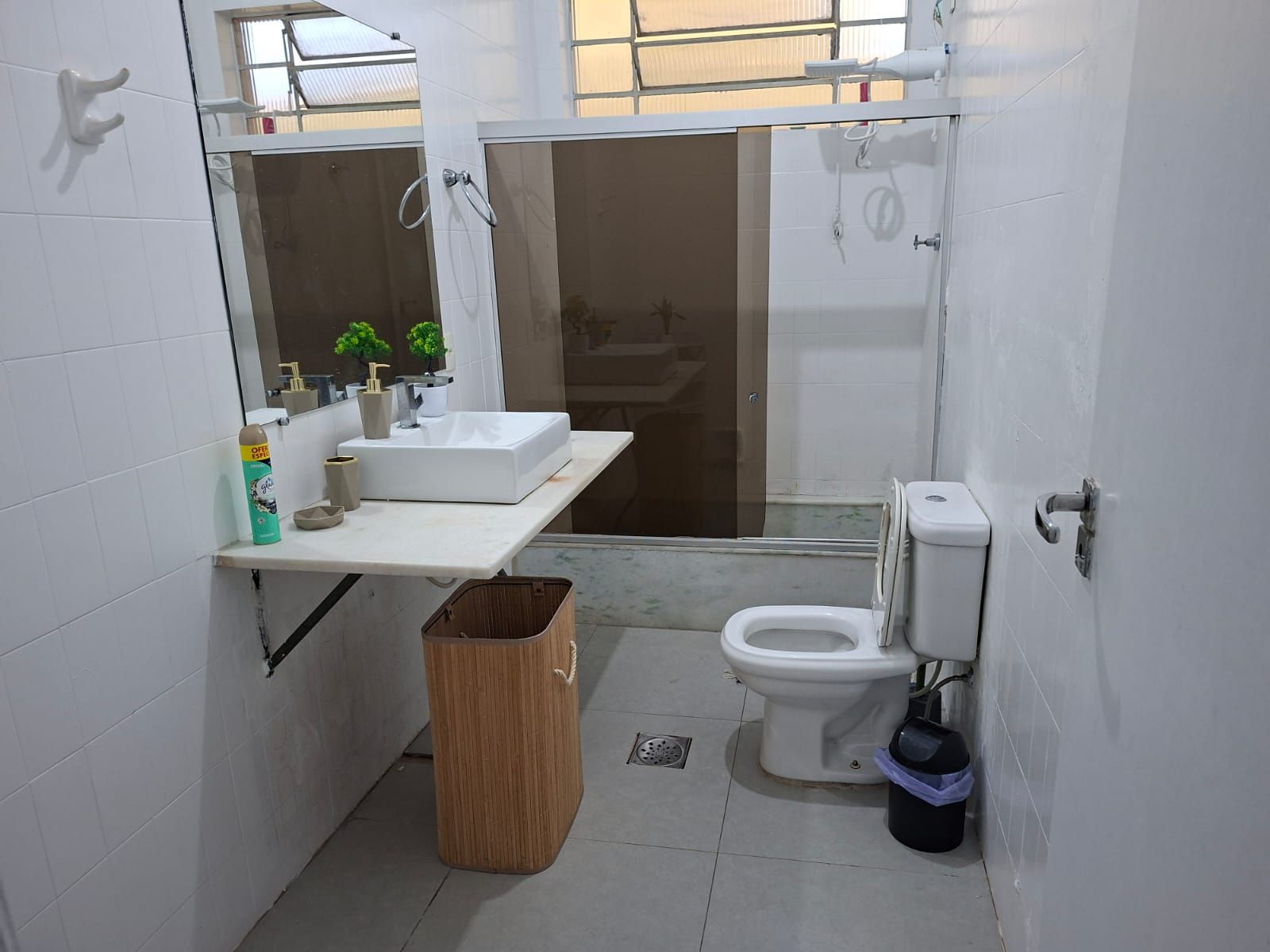 Secador de pelo, toallas, jabón y papel higiénico