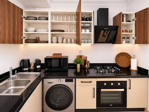 Wasserkocher mit Kaffee-/Teezubehör, Kühlschrank, Mikrowelle, Ofen
