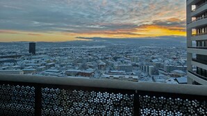 Eine verschneite Stadtansicht bei Sonnenuntergang.