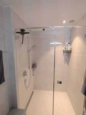 Shower, hair dryer, towels, soap - 24th-Floor 3-bed room near Zurich, wrap-around Balcony, Parking & Stunning Views (Dübendorf)