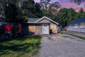 Exterior - Cozy 3BR w/ Yard • Dog Friendly • Ensuite (Bay City)