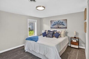 Iron/ironing board, free WiFi, bed sheets - Cozy 3BR w/ Yard • Dog Friendly • Ensuite (Bay City)