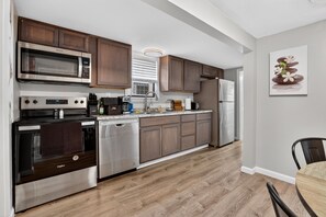 Fridge, microwave, oven, stovetop - Cozy 3BR w/ Yard • Dog Friendly • Ensuite (Bay City)