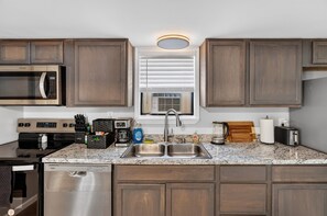 Fridge, microwave, oven, stovetop - Cozy 3BR w/ Yard • Dog Friendly • Ensuite (Bay City)