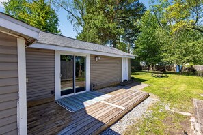 Terrace/patio - Cozy 3BR w/ Yard • Dog Friendly • Ensuite (Bay City)