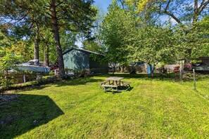 Outdoor dining - Cozy 3BR w/ Yard • Dog Friendly • Ensuite (Bay City)