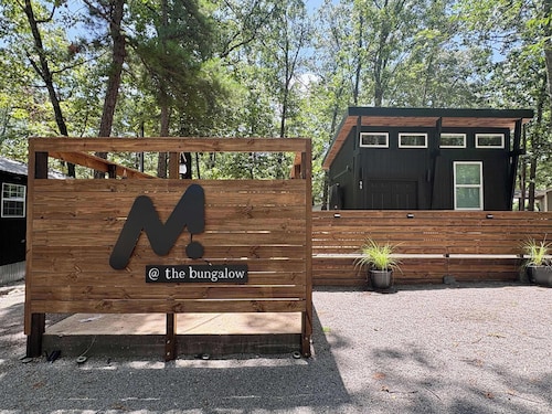 M at the bungalow - Lake Access * Fire Pit * Hot Tub * Large Private Deck * Private Dog Park