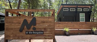M at the bungalow - Lake Access * Fire Pit * Hot Tub * Large Private Deck * Private Dog Park