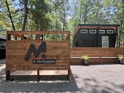 M at the bungalow - Lake Access * Fire Pit * Hot Tub * Large Private Deck * Private Dog Park
