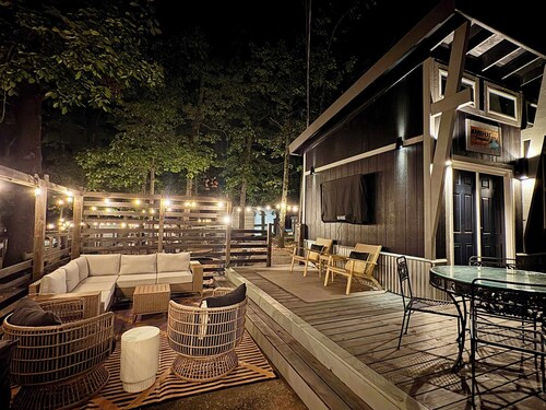 M at the bungalow - Lake Access * Fire Pit * Hot Tub * Large Private Deck * Private Dog Park