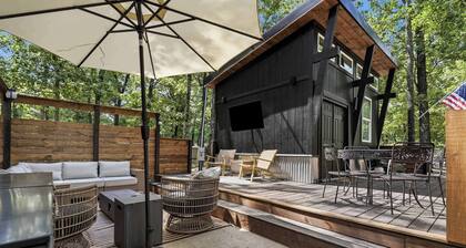 M at the bungalow - Lake Access * Fire Pit * Hot Tub * Large Private Deck * Private Dog Park