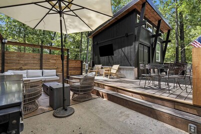 M at the bungalow - Lake Access * Fire Pit * Hot Tub * Large Private Deck * Private Dog Park