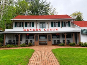 Exterior - Severn Lodge (Port Severn)