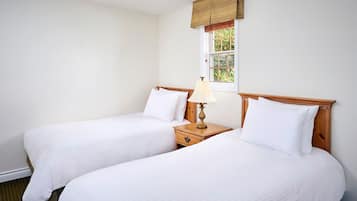 Deluxe Suite, Patio, Lake View | Iron/ironing board, free WiFi