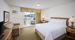 Suite – deluxe, terrasse, utsikt mot innsjø | Strykejern/-brett og wi-fi (inkludert)