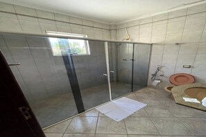 Habitación triple familiar | Baño | Regadera, amenidades de baño gratuitas, toallas, jabón 
