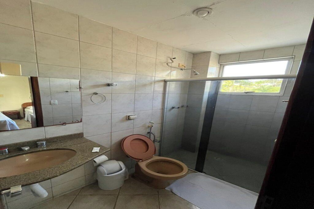 Un baño con lavabo, inodoro y ducha.