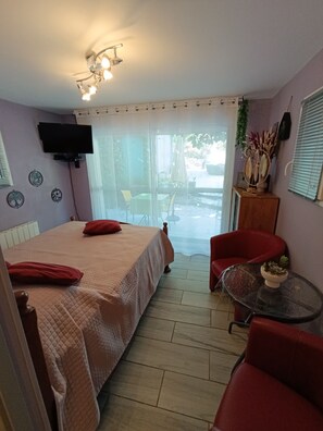1 chambre, fer et planche à repasser, lit de bébé portatif