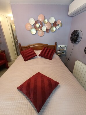 Tabla de planchar con plancha, wifi, ropa de cama