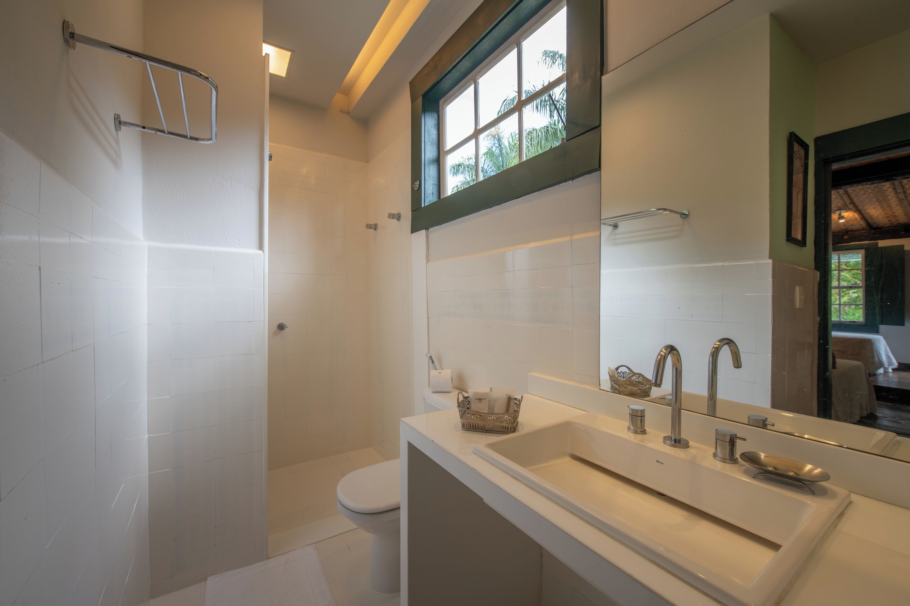 SUÍTE DO LAGO | Bathroom | Shower, hair dryer, towels, soap