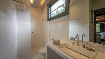 SUÍTE DO LAGO | Bathroom | Shower, hair dryer, towels, soap