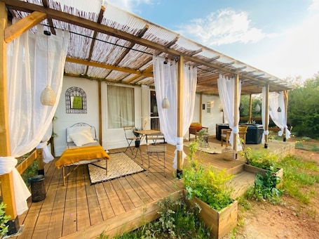 Outdoor dining. Studio le Nid secret. Loveroom in the heart of nature with spa bath and jacuzzi
