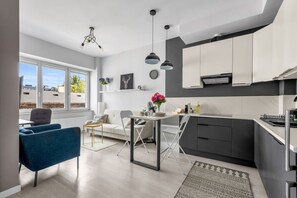Frigorífic, forn, placa de cuina i cafetera i tetera 