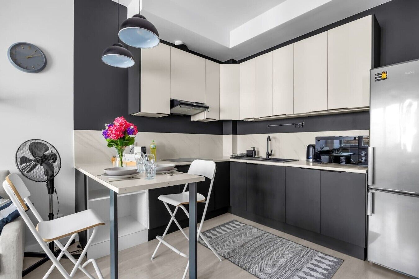 Frigorífico, horno, placa de cocina y cafetera o tetera