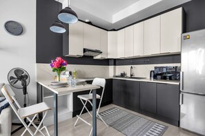 Frigorífic, forn, placa de cuina i cafetera i tetera 