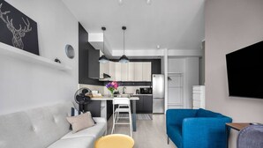 Um apartamento moderno com sala de estar, cozinha e espaço para refeições.