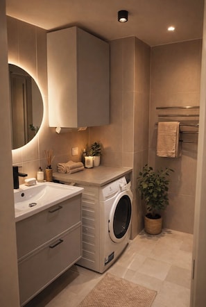 Shower, hair dryer, towels, soap - Modern studio with balcony in central Stockholm (Stockholm)