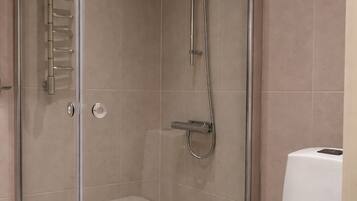 Dusche, Haartrockner, Handtücher, Seife