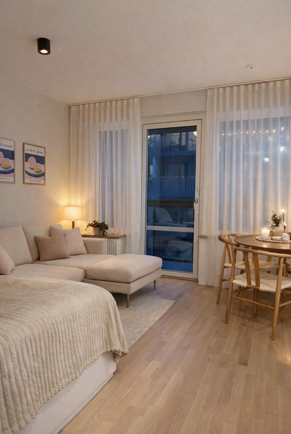 Living area - Modern studio with balcony in central Stockholm (Stockholm)