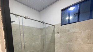 تجهيزات دش، مناشف، صابون، ورق حمّام