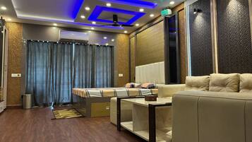 Apartamento, balcón, vistas al patio | Interior