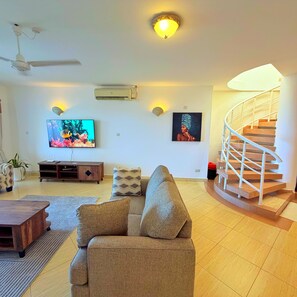 Living area - 2-Bedroom Beachfront Apartment in Shanzu,Mombasa with an AC,Jacuzzi&fitness room (Mombasa)