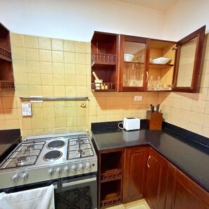 Private kitchen - 2-Bedroom Beachfront Apartment in Shanzu,Mombasa with an AC,Jacuzzi&fitness room (Mombasa)