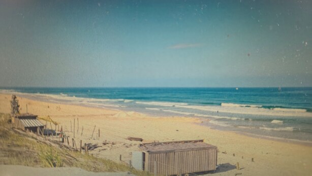 A beach with a wooden structure, sandy dunes, and the ocean. - Chalet near Mimizan in Bias in a holiday village 3KM from the ocean (Bias)