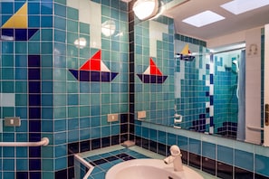 Een douche, een haardroger, handdoeken
